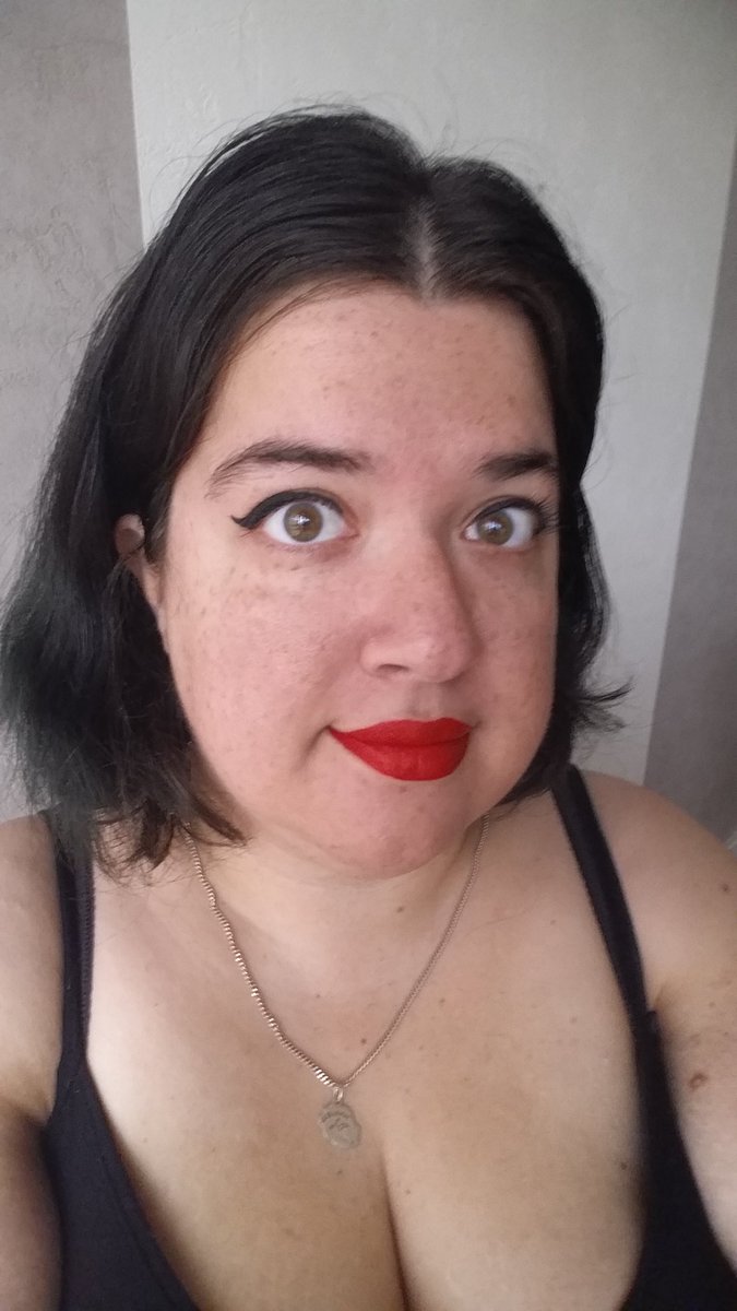 SandrineSmiles's tweet photo. Allez on s'entraîne même les jours où on ne bosse pas pour ne pas perdre la main xD . #fatpositive #curvywoman #sanscomplexes https://t.co/4buT50GGTV