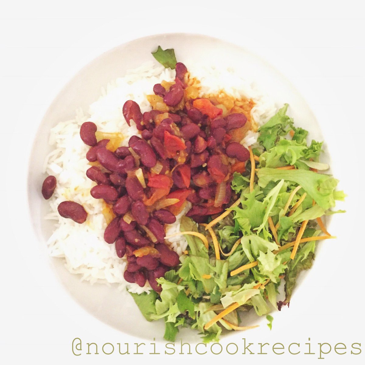 NourishRecipes's tweet photo. spicy beans + rice + salad 🍚🌶😜 #vegan #beans #nourish #superfoods #weekend #nutritious #dinner #nourishcookrecipes #ricelover #spicyfood https://t.co/EymVmluVBB