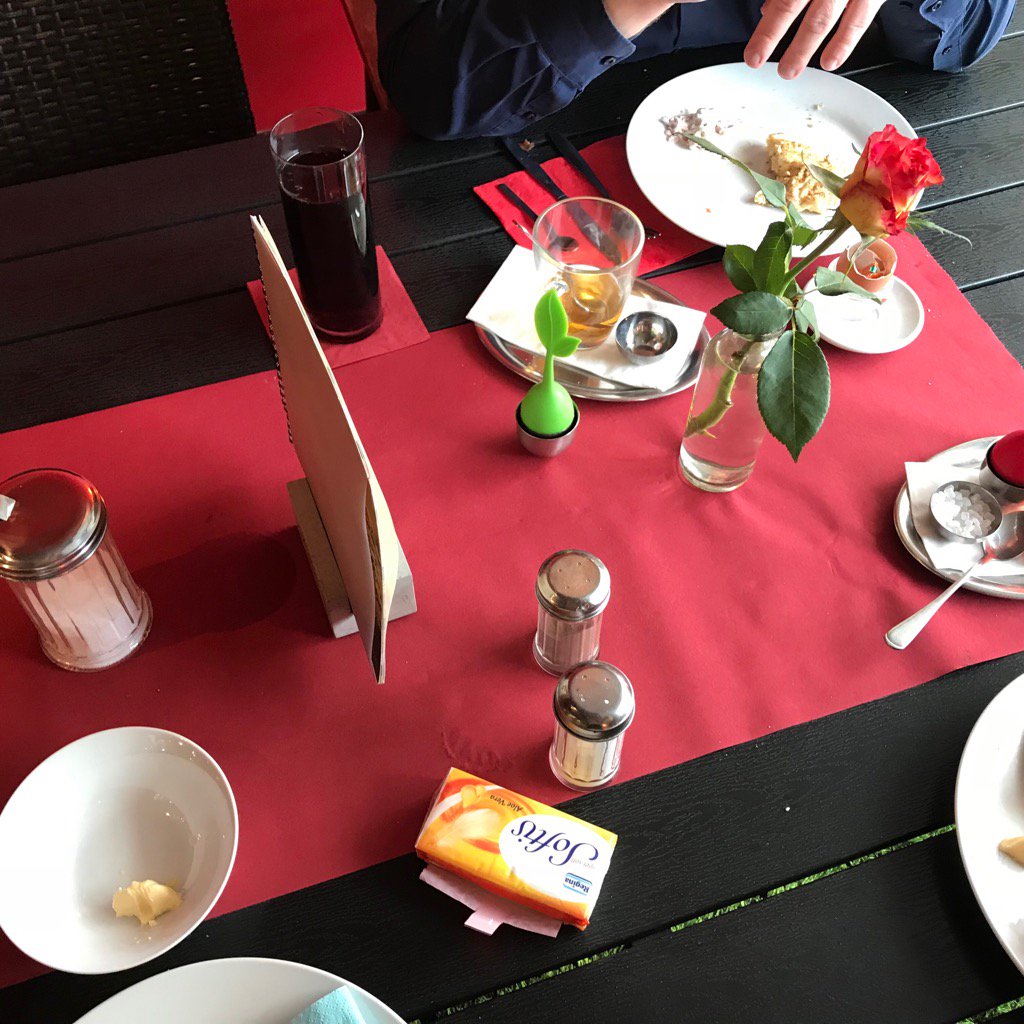 Hannover_ETI's tweet photo. Frühstück mit @Yorgosh , @Thomix96 , #Tischdeko bei den #Waschweiber n im schönen Linden :) https://t.co/n9y8gIdTNi