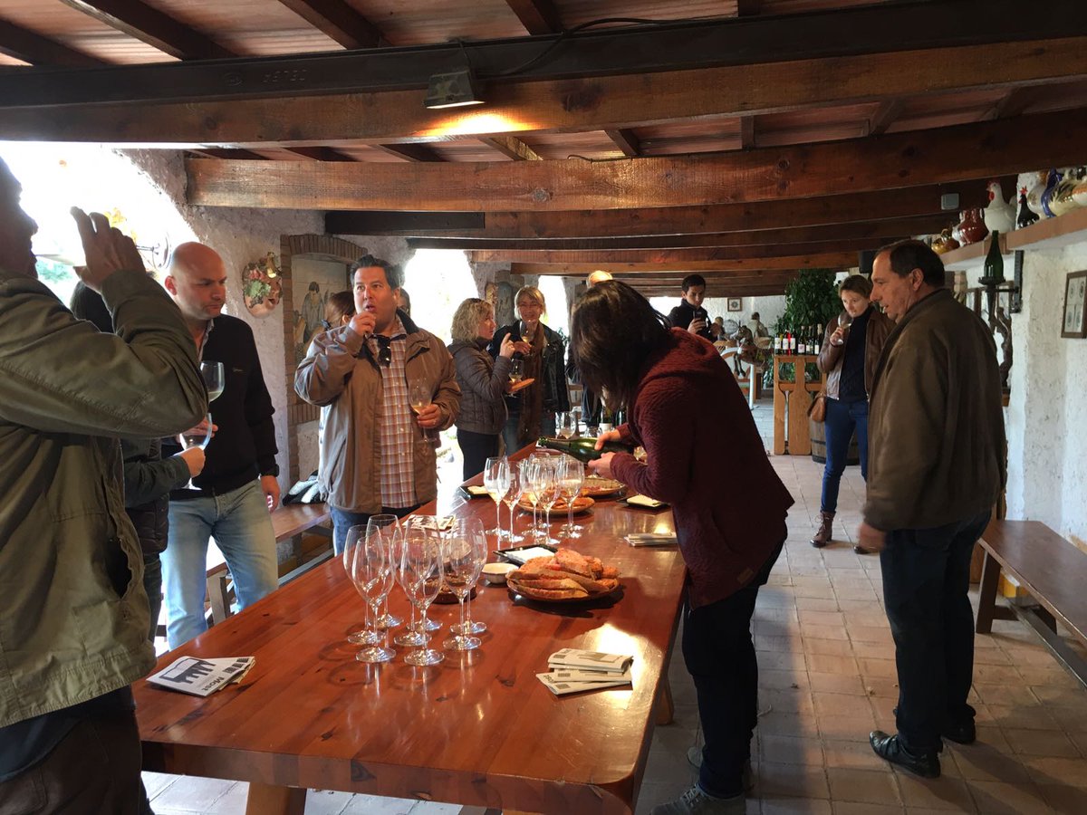 mostfestival's tweet photo. Un bon esmorzar, passejada per conèixer els secrets de @Descregut_Vins, tast i pel•lícula! És la primera sessió del #Most2017 als Cellers! https://t.co/OjKz1lq28Q