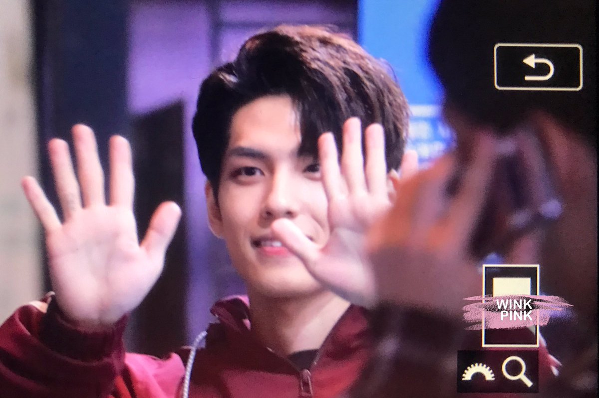 WinkPink0428's tweet photo. 171104 EVERYDAY6 Concert In November 퇴근  프리뷰 
오늘도 예뻐ㅠㅠ
#DAY6 #데이식스 #Wonpil #원필 #혼자야 #EveryDAY6 https://t.co/eUpzTjemyk
