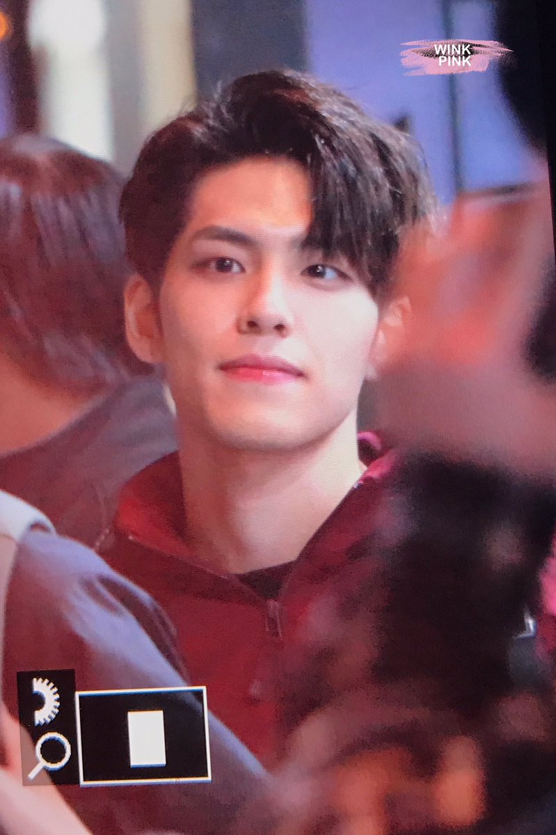 WinkPink0428's tweet photo. 171104 EVERYDAY6 Concert In November 퇴근  프리뷰 
오늘도 예뻐ㅠㅠ
#DAY6 #데이식스 #Wonpil #원필 #혼자야 #EveryDAY6 https://t.co/eUpzTjemyk