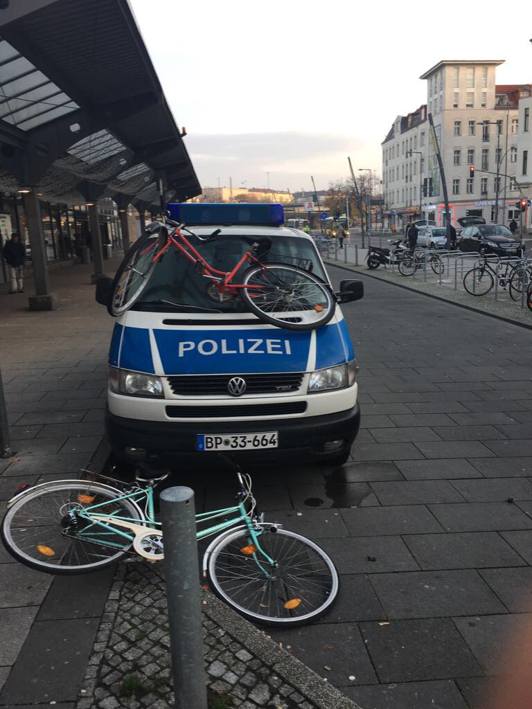 Erst 🚲🚲 auf ein 🚔 schmeißen &amp; dann 🏃🏻💨? Nicht mit uns! Zusammen mit <a href="/polizeiberlin/">Polizei Berlin</a> Jugendliche geschnappt. PM ➡️ presseportal.de/blaulicht/pm/7…