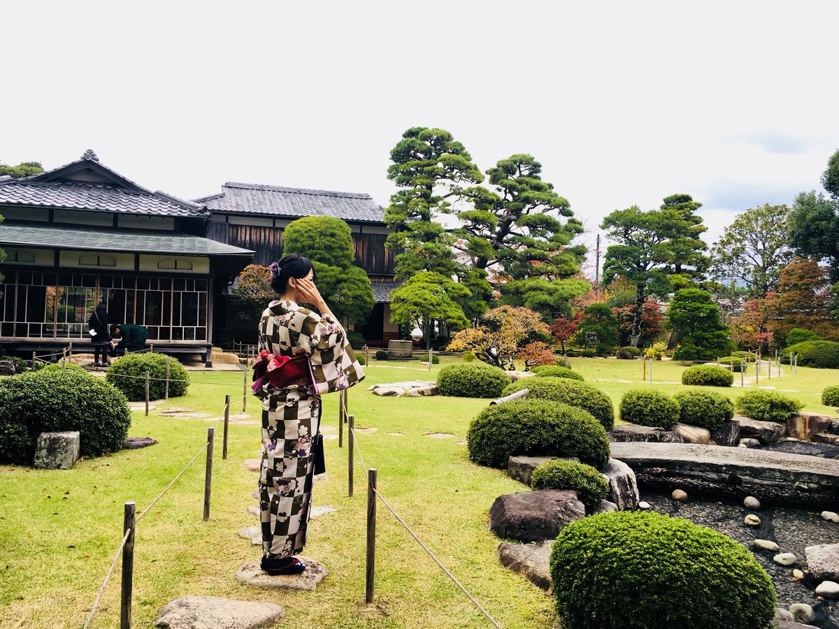 菊屋家庭園もめっちゃよかった。2人でずっと「これは金持ち審神者の本丸ですわ」つっててわろた。縁側に三日月と小狐がおってーほんでこうゆう台帳に囲まれた狭いとこで近侍の長谷部ががんばってて庭で短刀たちが遊んでんのなーつって