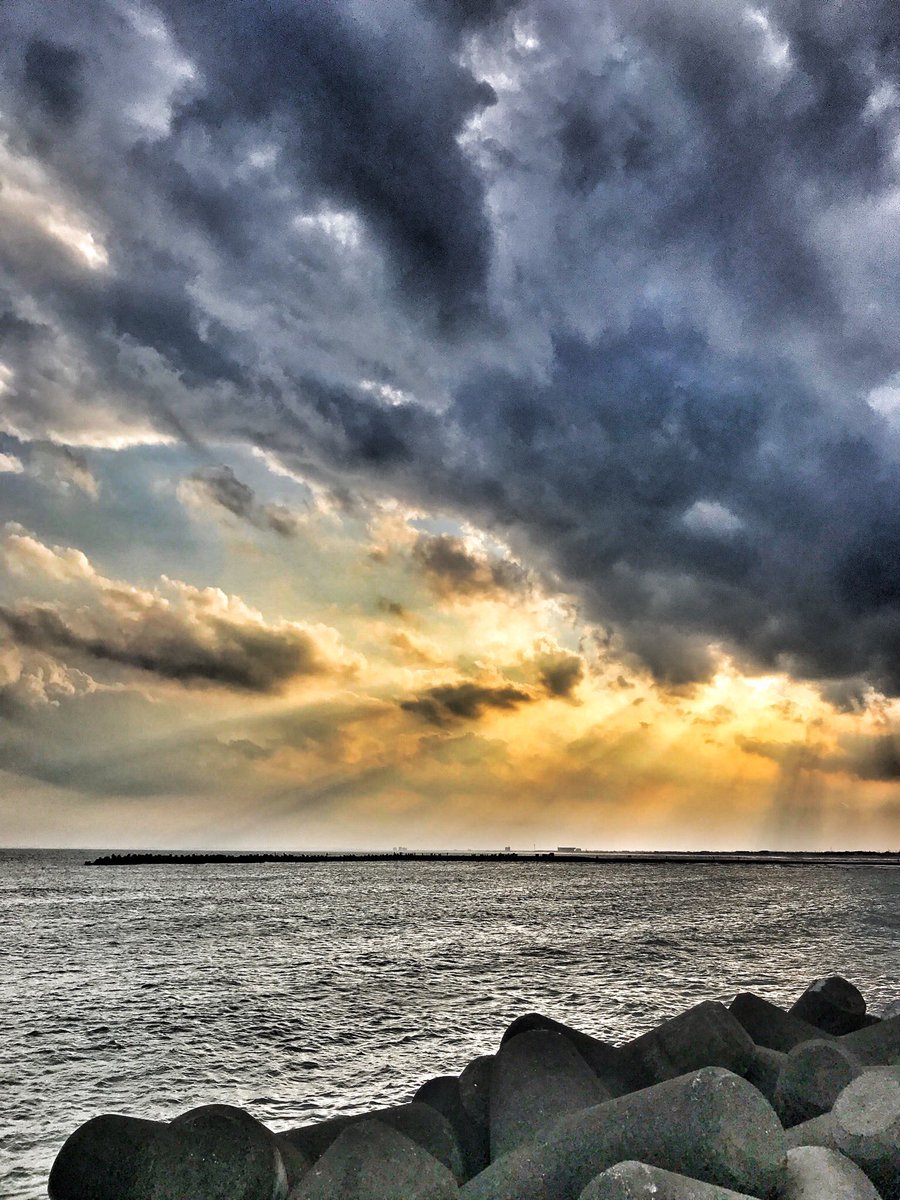 JohnnieManjiro's tweet photo. Beautiful sunset 🌅  @ ＃九十九里 today.

#夕日 #海 #sunset #ocean #iphonephotography #iphone7 #japan #sky #beutifulsky #beutifulnature #chiba https://t.co/rDCPV5OuKM
