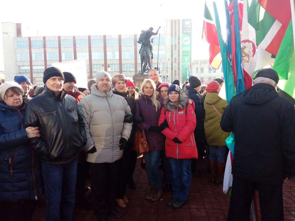 Сотрудники "Ивгорэлектросети" принимают сегодня участие в праздничном митинге и поздравляют всех с Днем народного единства