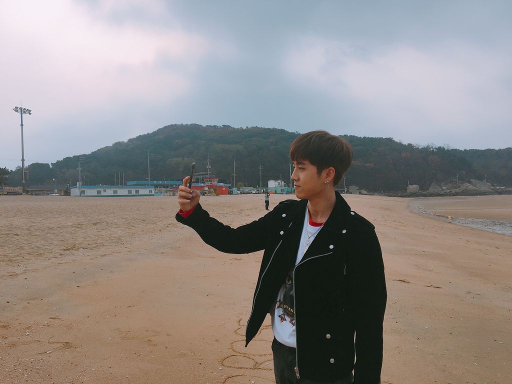 SOC_SUB's tweet photo. [Younghoon]

Sea, after a long time  🌊

#sevenoclock #SOC 
#younghoon #Sea
#Forever #WithRose ♥ ♥ https://t.co/KyrGLCUTvb https://t.co/gIlDtrOhBK