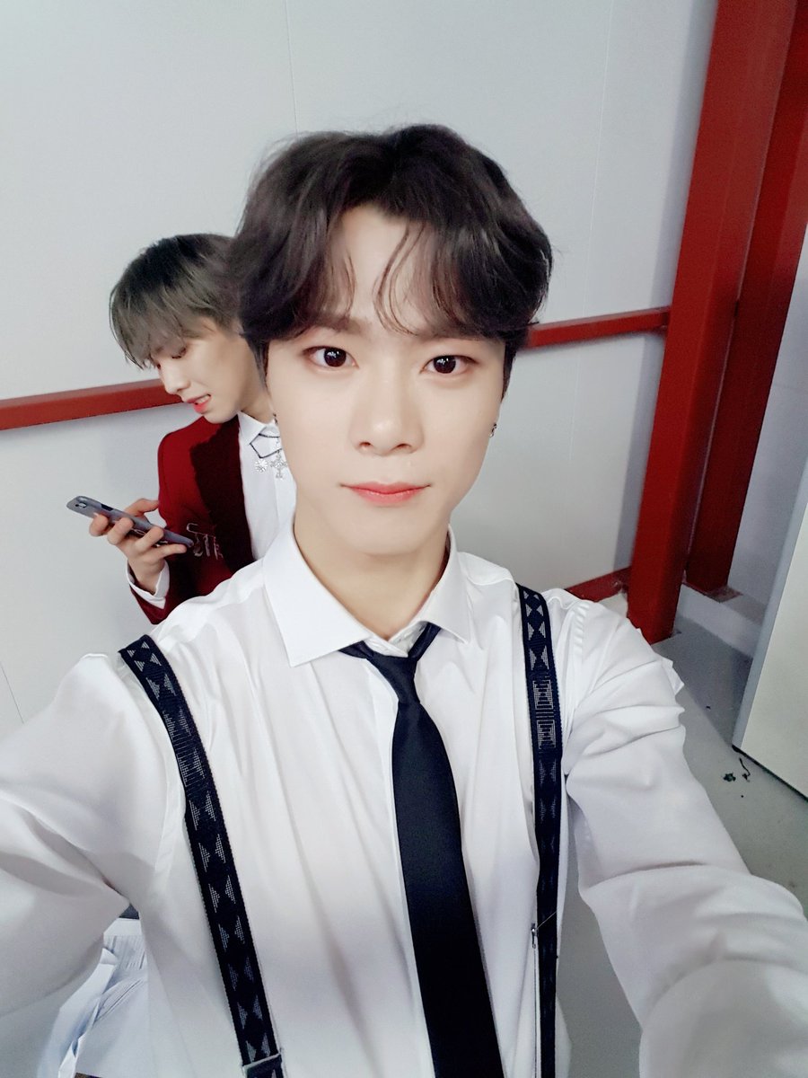 offclASTRO's tweet photo. 오늘 와주신 아로하 여러분들!!!😁
추우신데 고생많았어요 ㅠㅠ
그래도 로봉이가 많이많이보여서 엄청 좋았어요 ㅎㅎ고마워요😙
#아스트로 #니가불어와 #아로하 #2018평창동계올림픽 #드림콘서트 https://t.co/lSn5U4kJ51