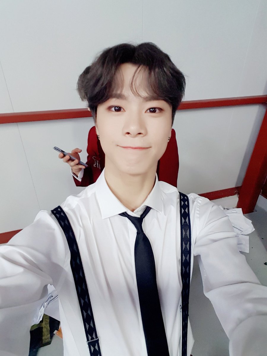 offclASTRO's tweet photo. 오늘 와주신 아로하 여러분들!!!😁
추우신데 고생많았어요 ㅠㅠ
그래도 로봉이가 많이많이보여서 엄청 좋았어요 ㅎㅎ고마워요😙
#아스트로 #니가불어와 #아로하 #2018평창동계올림픽 #드림콘서트 https://t.co/lSn5U4kJ51