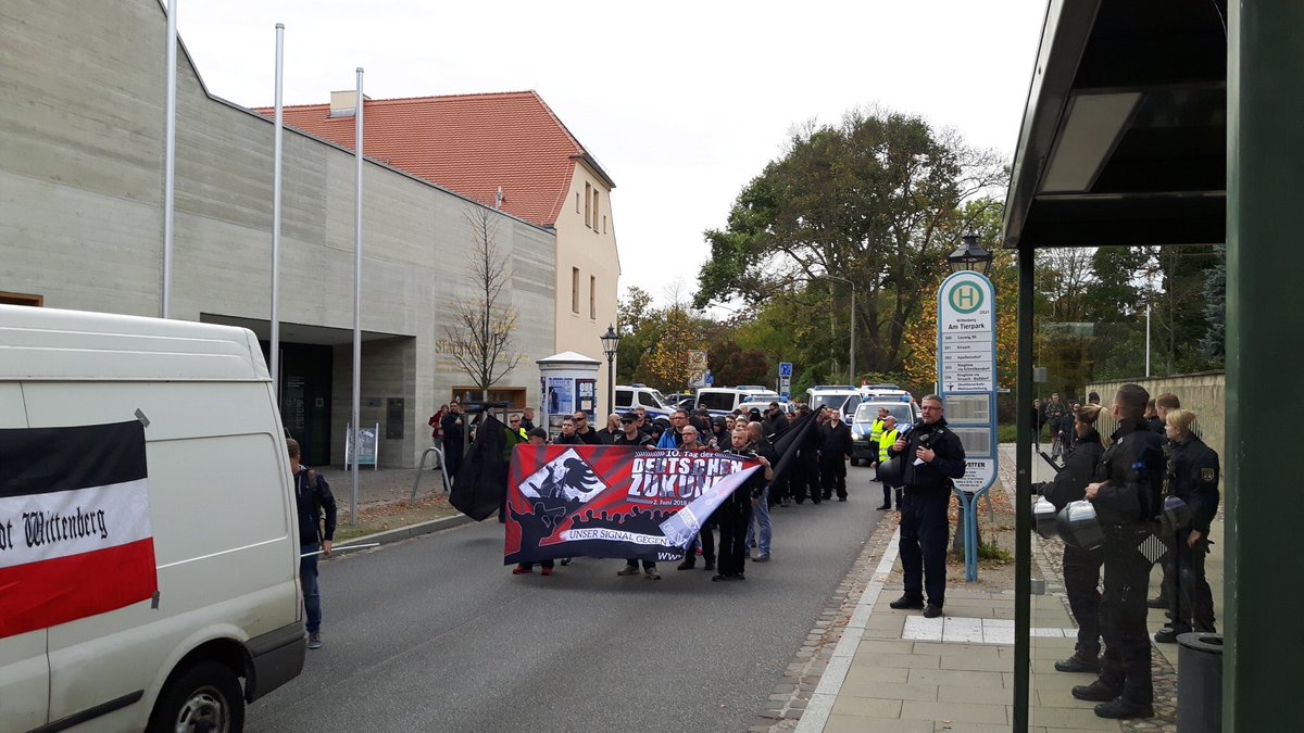 1almanyali's tweet photo. 🔴Logisch: Wenn Nazis Marschieren ist es eine „Deutschen“ Demo, wenn Terrorsympatisanten marschieren eine „#Kurden“ Demo
#FckApo #FckHitler https://t.co/VnJvGFpJtk