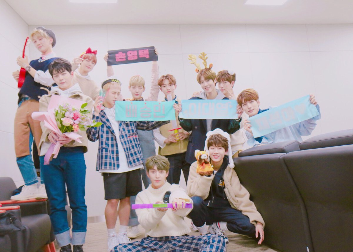 GoldenChild's tweet photo. [#Golden_Child] 분당에 ✨짜란✨하고 나타난 우리의 황금둥이들😍
잠들지 못하게 떨리는 두근거림🎶으로 어제와 오늘을 보냈다고 합니다😉💕
단체사진을 찍는 그 순간까지도 설레임💓이 가득했던 황금둥이들 보시면서 즐거운 주말저녁 보내세요(ゝ◡∂｀)☆ https://t.co/xBIi2vRi6E
