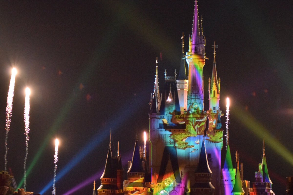 YoheidisneyD's tweet photo. 昨日ワンス見納めしてきました‼︎
入場制限かかるほど混んでたけど狙いの場所で観れたから本当良かった‼︎
#ワンス・アポン・ア・タイム https://t.co/0aPnfUXDXK