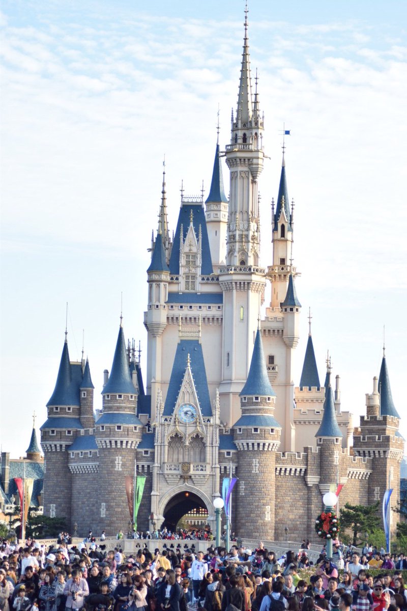 YoheidisneyD's tweet photo. 昨日ワンス見納めしてきました‼︎
入場制限かかるほど混んでたけど狙いの場所で観れたから本当良かった‼︎
#ワンス・アポン・ア・タイム https://t.co/0aPnfUXDXK