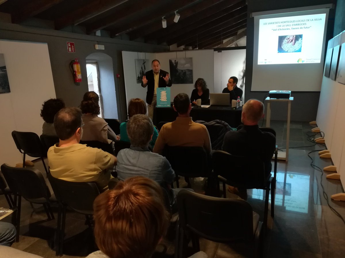 moisesjordi's tweet photo. Presentem "Vall d'Arbúcies, llavors de futur" amb @pere_garriga i @spigall Recuperació de 12 varietats locals d'horta i fruiters. #Localitza https://t.co/xqv2BXhgw6