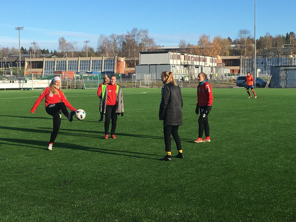 45 minutter gjenstår av sesongen for seriemester <a href="/LynFotballDamer/">Lyn Damer</a> i 1. divisjon. Det står 1-0 mot Amazon.?Scoring ved Jenny R. Olsen.