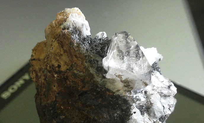 collectionofgem's tweet image. #Columbite with #Topaz and #Albite from Shengus (Sabsar), #Skardu, Pakistan
buff.ly/2lPQi7A