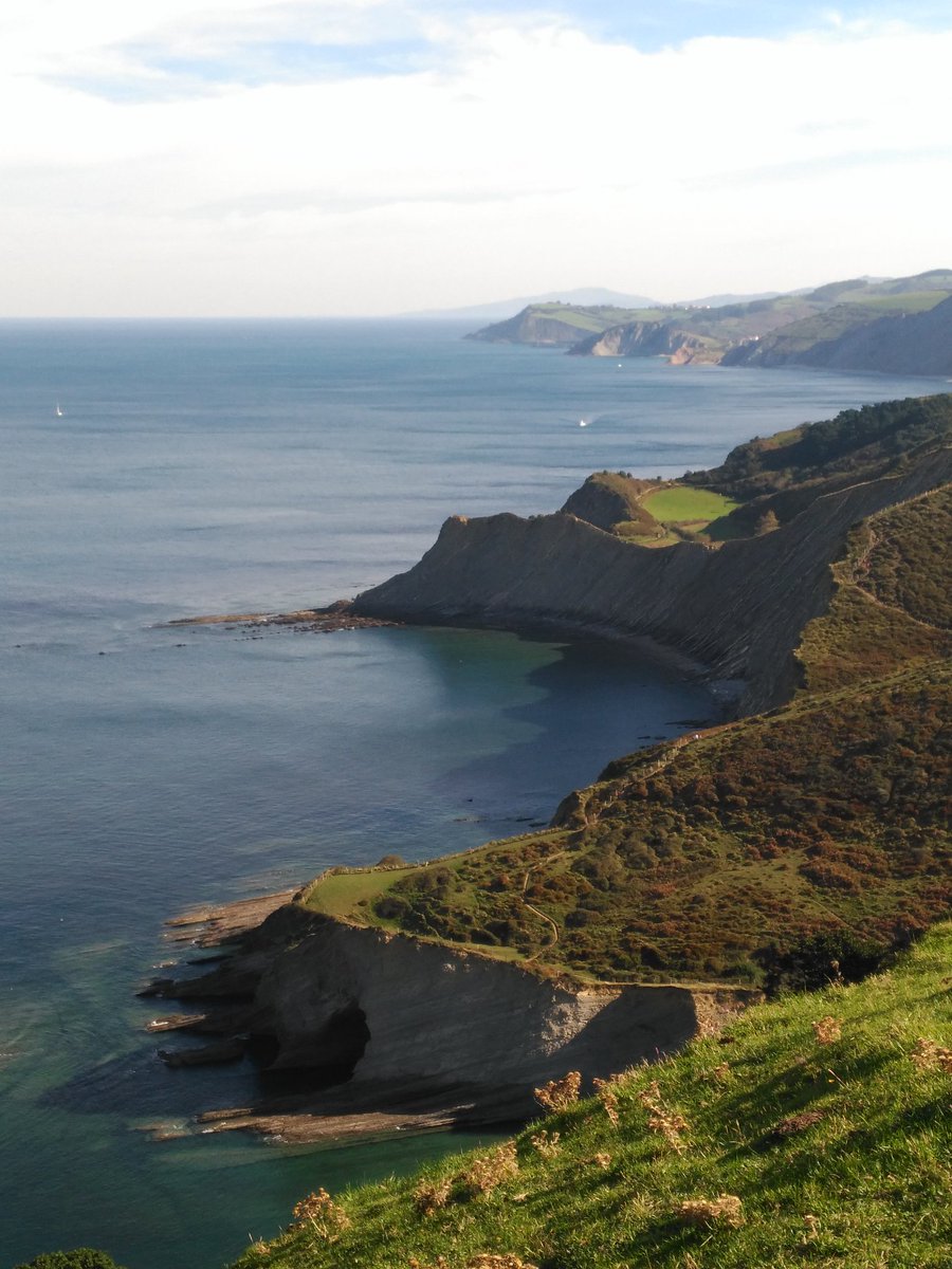 Qué gran recorrido #DebaZumaia por el <a href="/geoparkea/">Geoparkea</a> observar el #Flysch por el monte no tiene precio #escenariosdepelícula #elorriaga #sakoneta