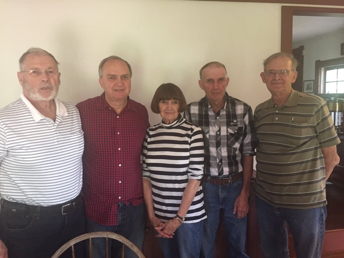 ByronPaulus's tweet image. 2 weeks ago today Paulus siblings rare get together. No clue we would be by oldest death bed last night #lifeuncertain #cancer #heavenbound