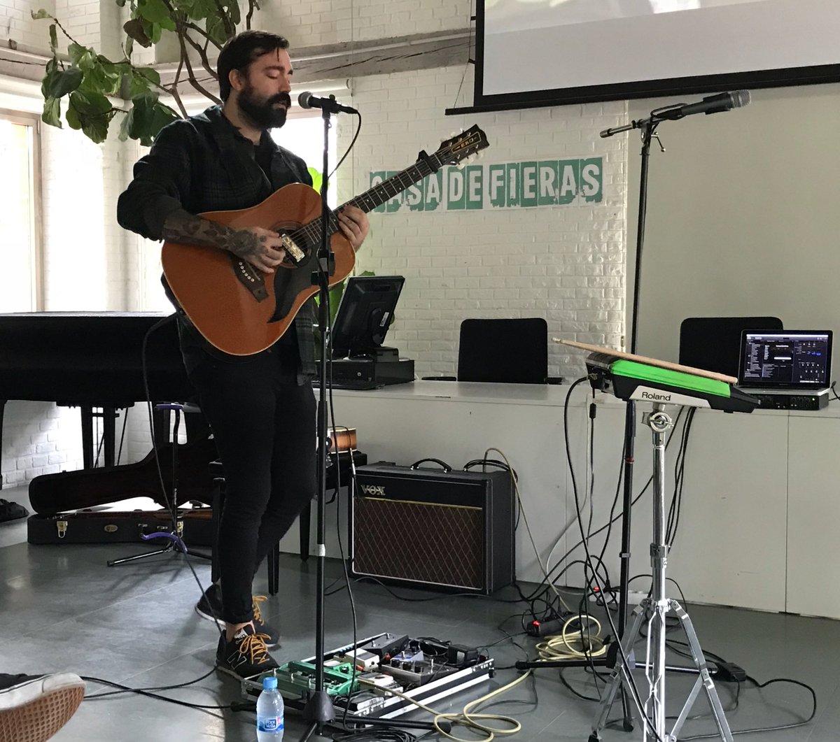 Hemos venido a la presentación de <a href="/WIC_Segovia/">Winter Indie City</a> y estamos alucinando con @OWL_CAPTAIN en acústico 👌🏼 ¡Gracias, <a href="/LaButacaMusic/">LaButacaMusic</a>!