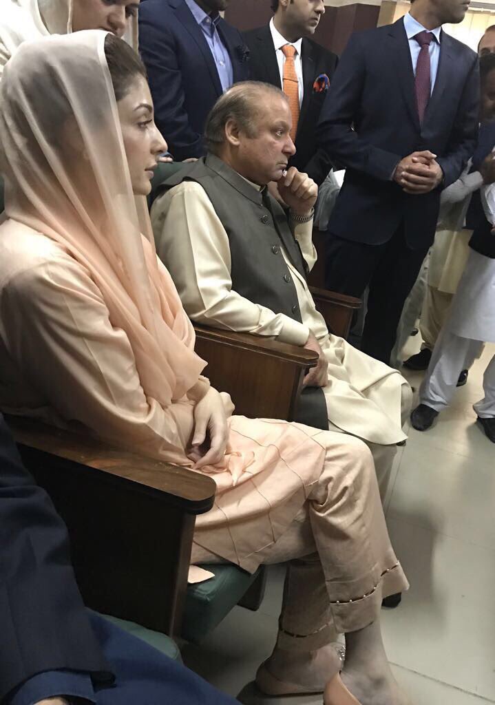 MohsinAbbasiMSF's tweet photo. احتساب کےنام پرانتقام کا نہ رکنےوالا سلسلہ جاری مگر باپ بیٹی عدالتوں کے سامنےسرنگوں ہیں کیونکہ انکا دامن صاف اورضمیرمطمئن ہے https://t.co/PEYN9HMa9I