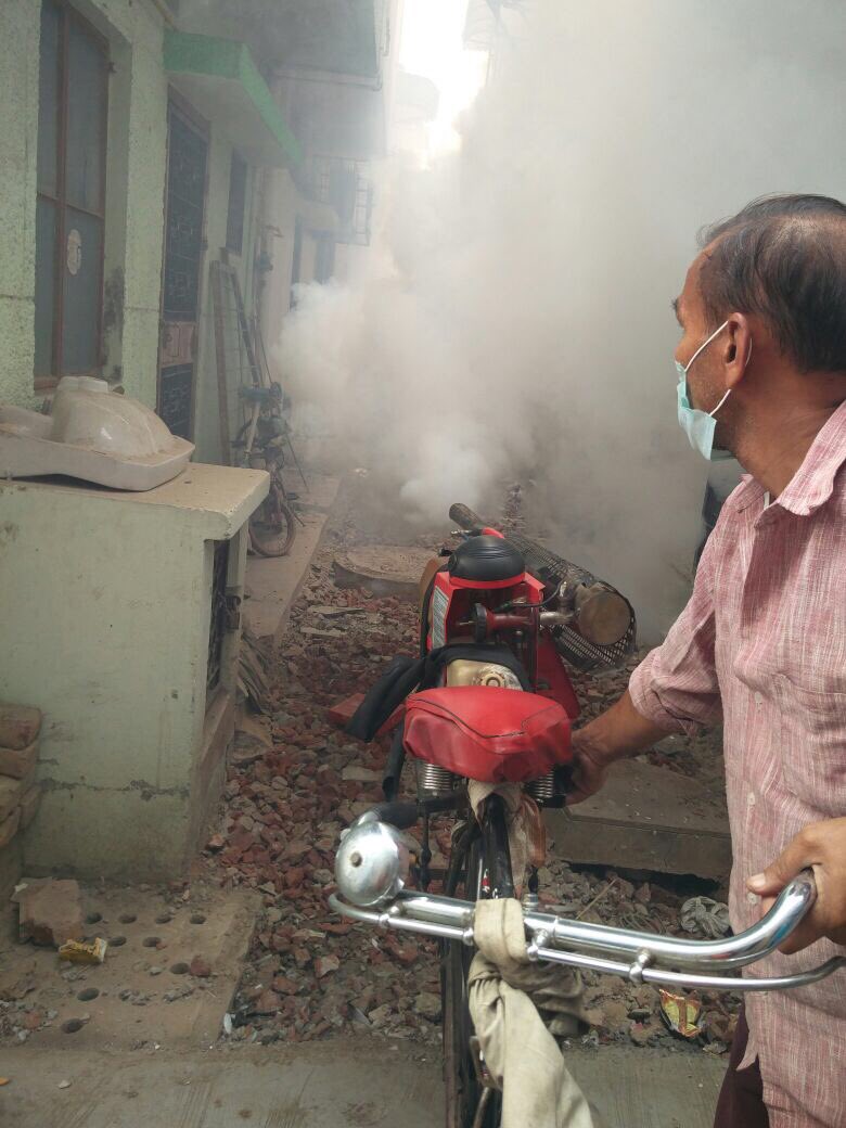 TilakRajBjp's tweet photo. Fogging in the inner lanes of Shalimar bagh #MCDworking #chairman @TilakRajBjp  #follow https://t.co/FZkGhFXPV4