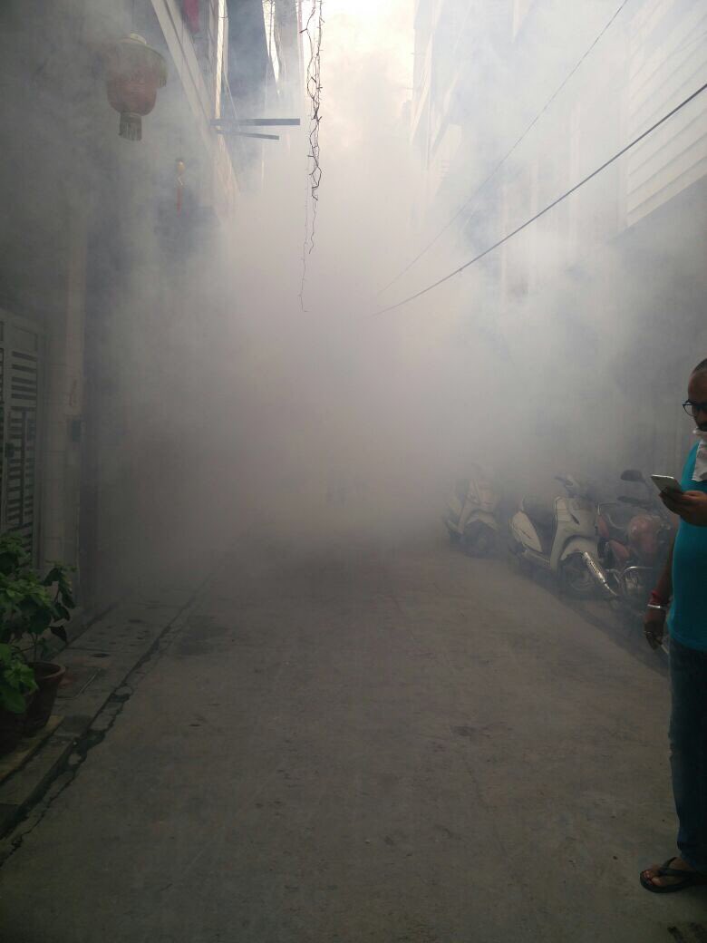 TilakRajBjp's tweet photo. Fogging in the inner lanes of Shalimar bagh #MCDworking #chairman @TilakRajBjp  #follow https://t.co/FZkGhFXPV4