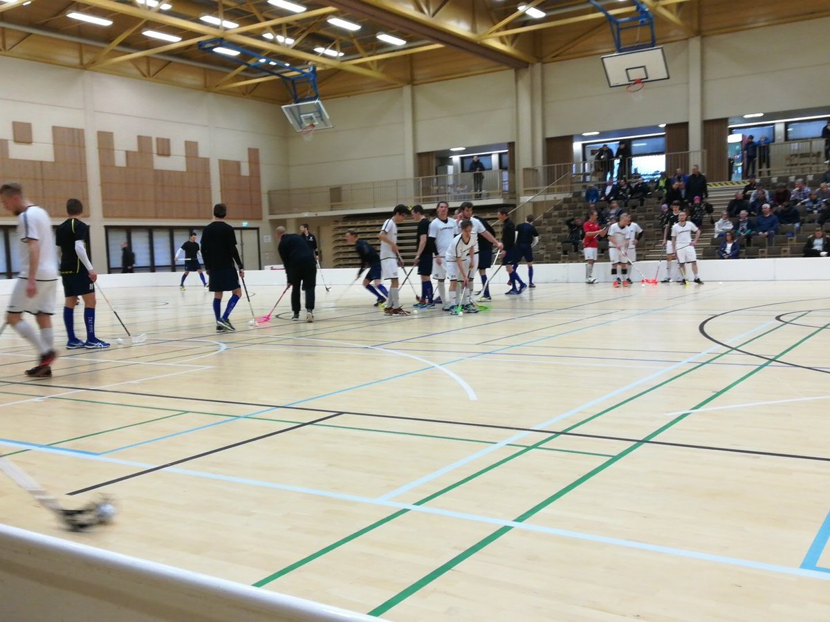 PaimionRuoska's tweet photo. Kohta tanssitaan Naantalin parketilla. Kannustamassa Ruoska legendat. #pelipäivä #salibandy #lr2div #kelkka #pikkujoulut https://t.co/8MzGfzj4KW