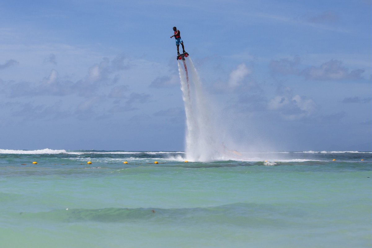 Pierre_vacances's tweet photo. A #SainteLuce, il n'y a pas que le farniente. Découvrez nos stages de #flyboard, #paddle, #plongee et #jetski 🤣💦 https://t.co/tX6FffBl44 https://t.co/Aooh09jJ7G