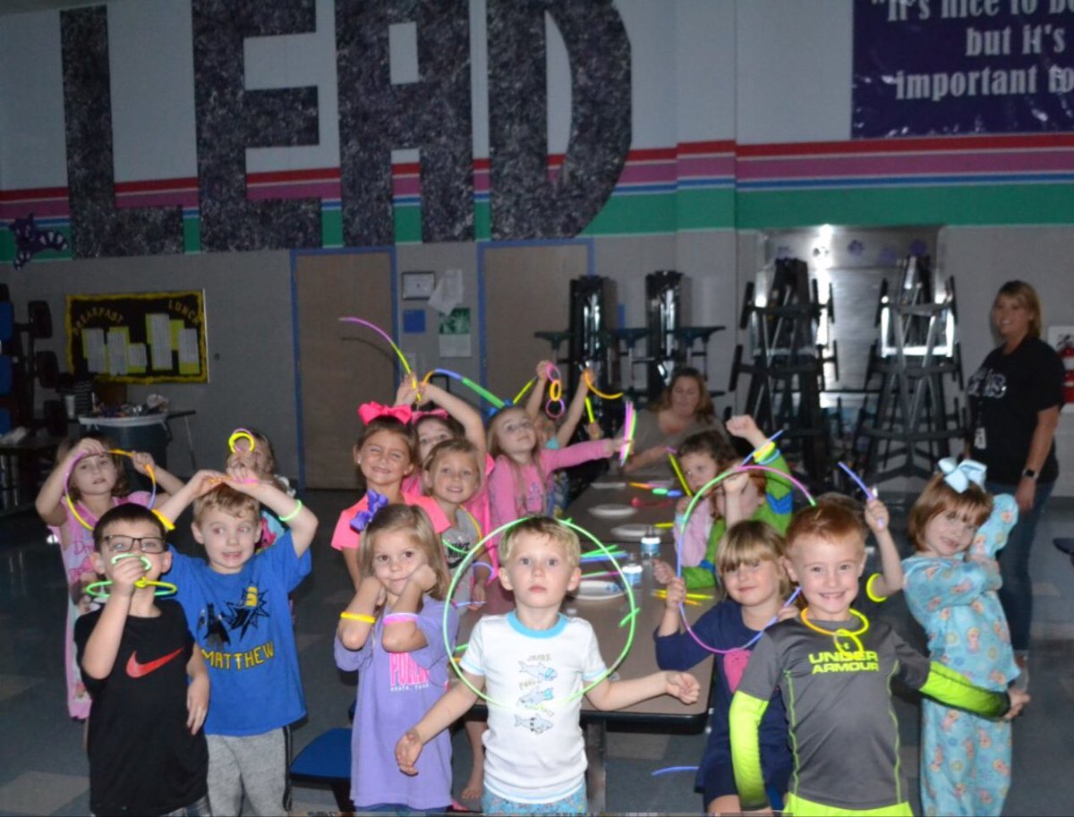 tami_vaughan's tweet photo. pizza, popcorn, movie, crafts, and a glow party #pullenpride https://t.co/TJHQMAdRHF
