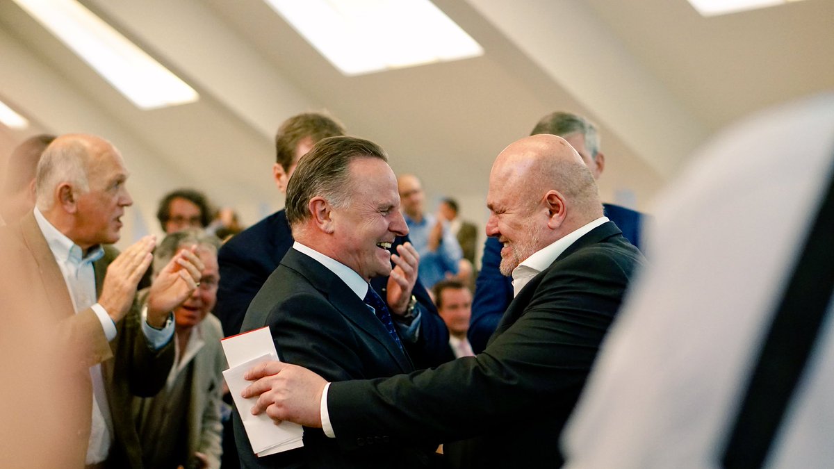 Herr <a href="/Georg_Pazderski/">Georg Pazderski</a> wurde soeben als Landesvorsitzender der #AfD Berlin bestätigt.