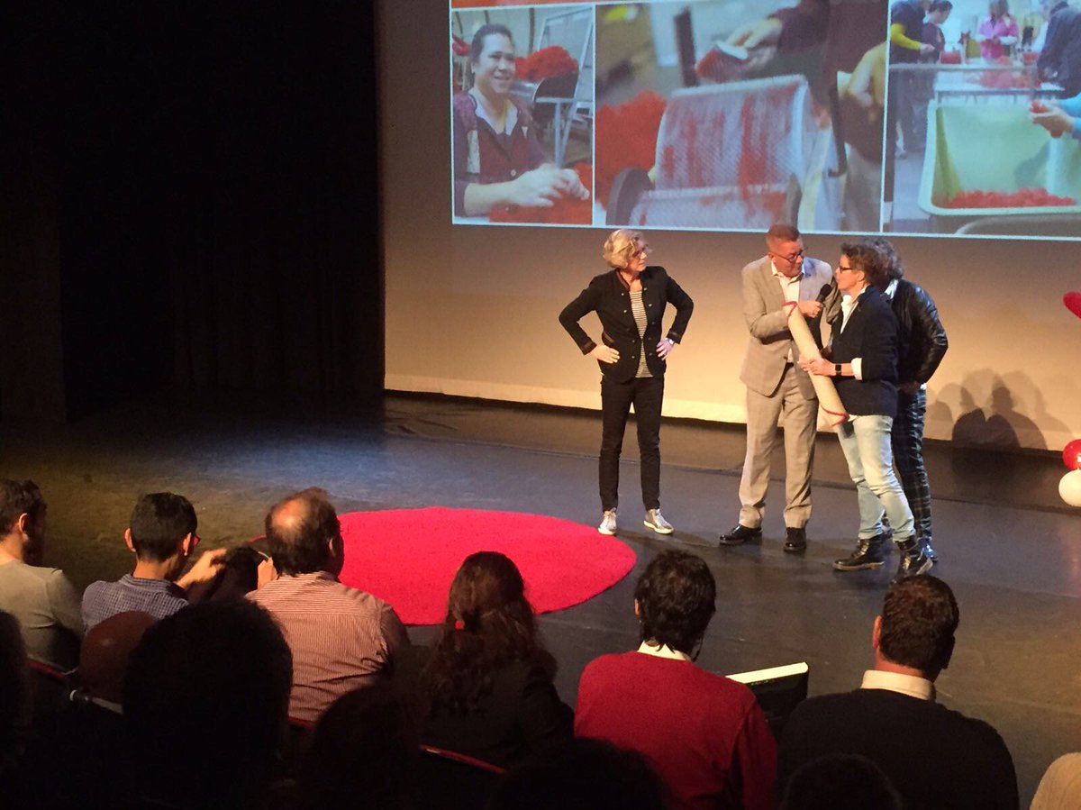 We zijn begonnen! De Almeerse schapenwollen rode stip is neergelegd door vrijwilligers van de <a href="/AlmeerseWolunie/">Almeerse Wolunie</a> 
Klaar voor de talks 🔴