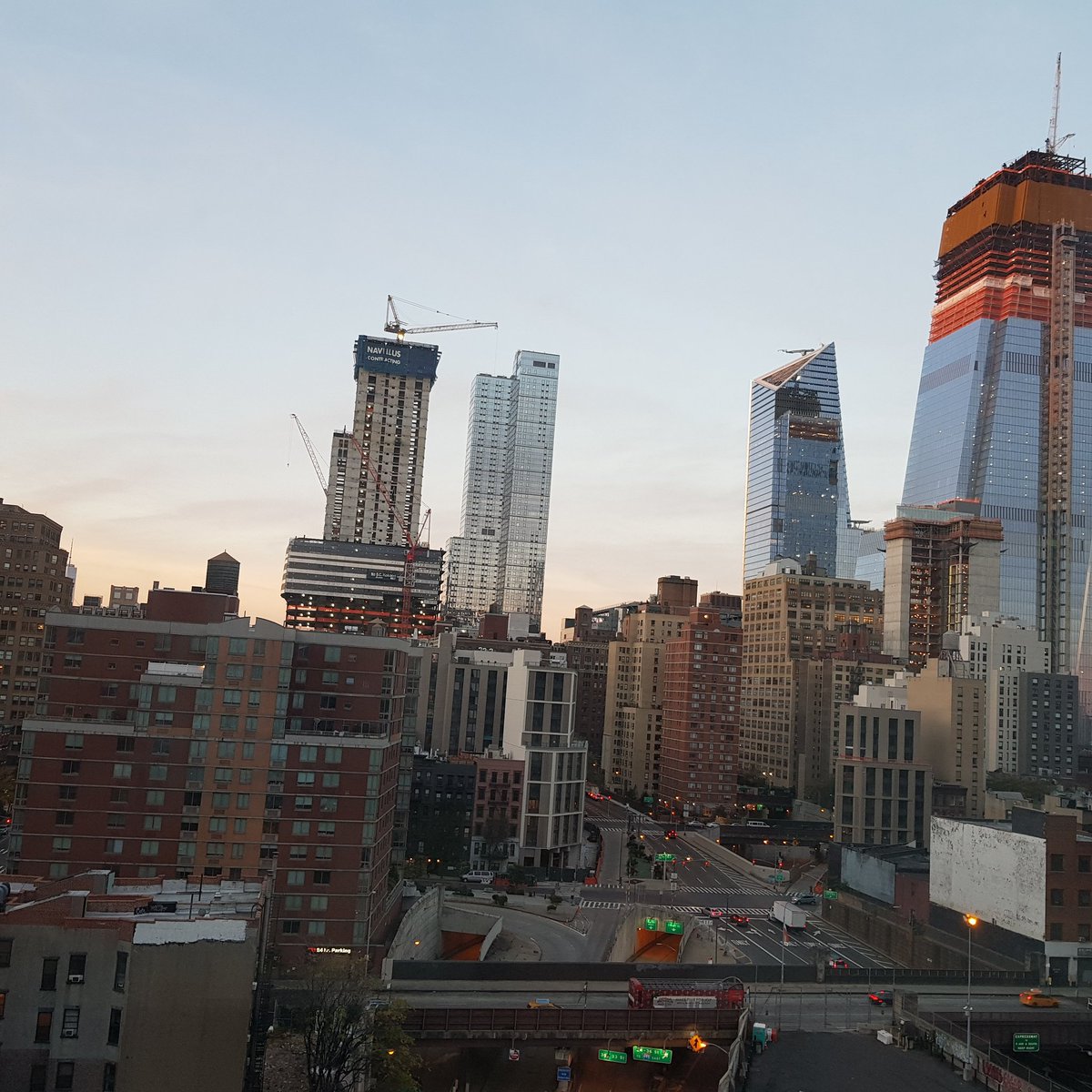 Day breaking over #Manhattan. Time for a 15min shakeout to get the blood flowing ahead of tomorrow's #nyrr #NYmarathon