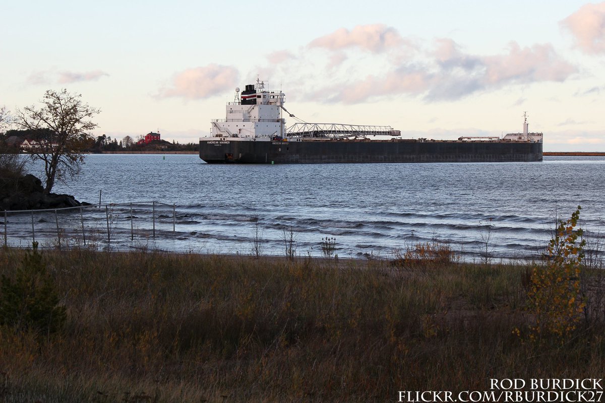 RodBurdick's tweet photo. Arriving Marquette (10/25/2017)
#lowerharbor #marquette #sunset #americanmariner #lakesuperior #lighthouse #greatlakes https://t.co/Rz4gVpoJrt