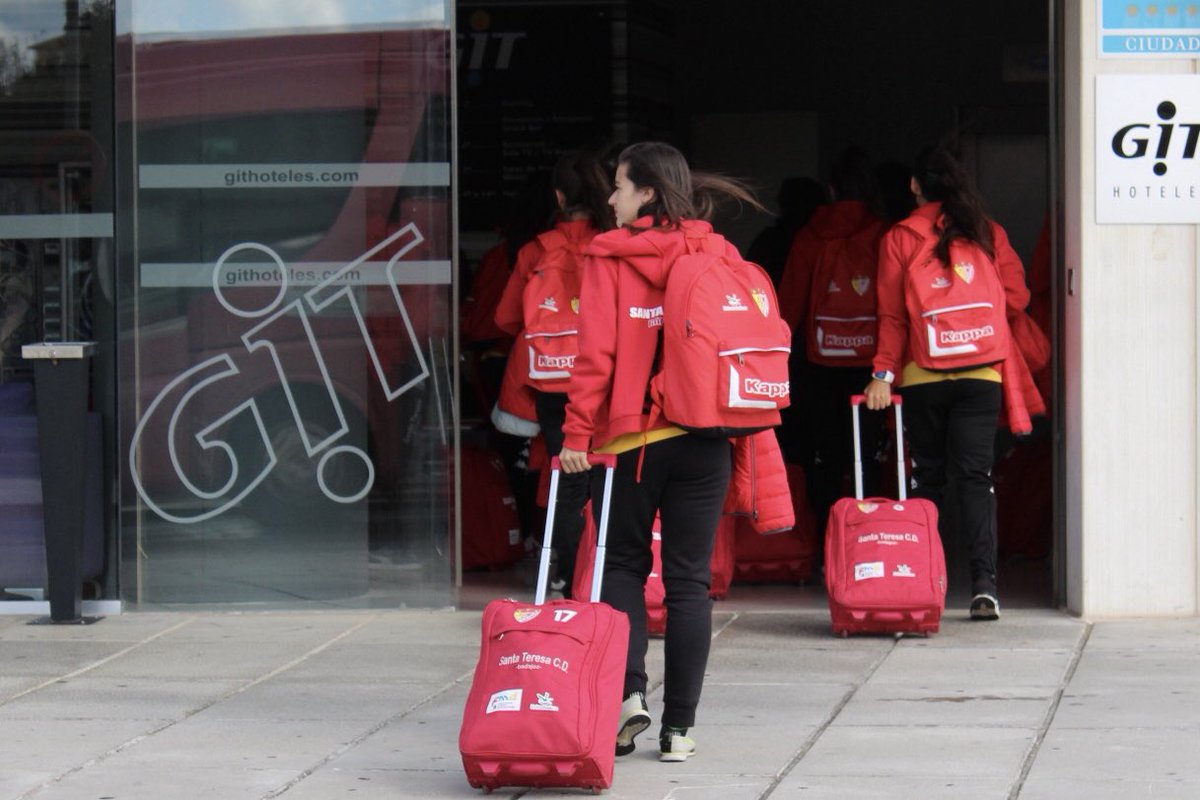 SantaBadajoz's tweet photo. El primer equipo ya está en Sevilla tras el viaje desde Badajoz 🚌⚽️

#AúpaSanta #LigaIberdrola #SevillaSanta https://t.co/J1ooIre2wv