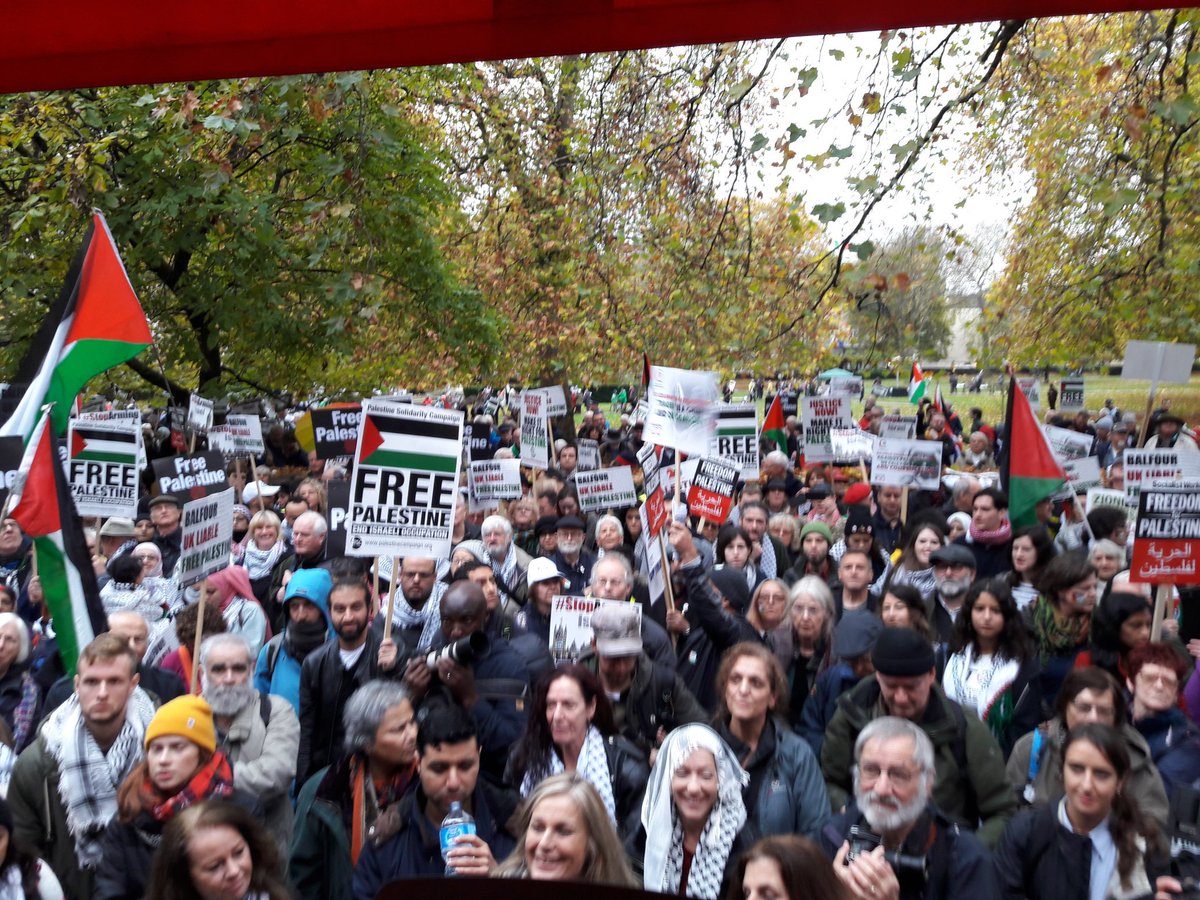 PSCupdates's tweet photo. Big crowds gathering at Grosvenor sq for the demo #Balfour100 https://t.co/TsA4bhhx15