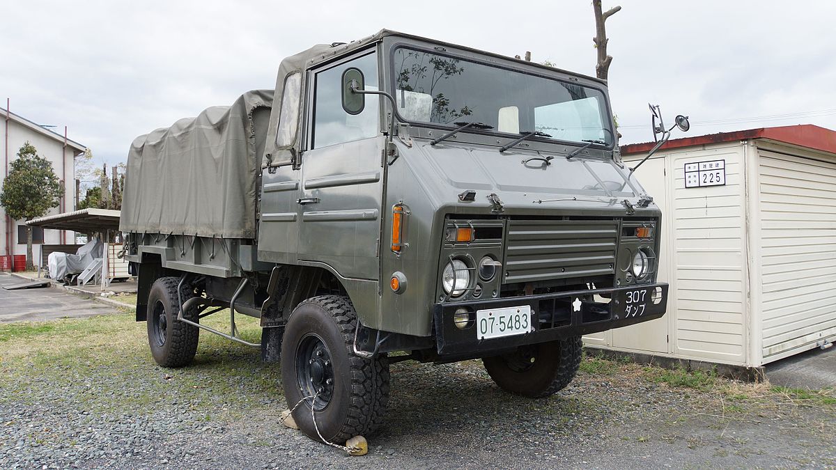 73式中型トラック 自衛隊の輸送車両。 後部荷台に16名が乗車可能で 