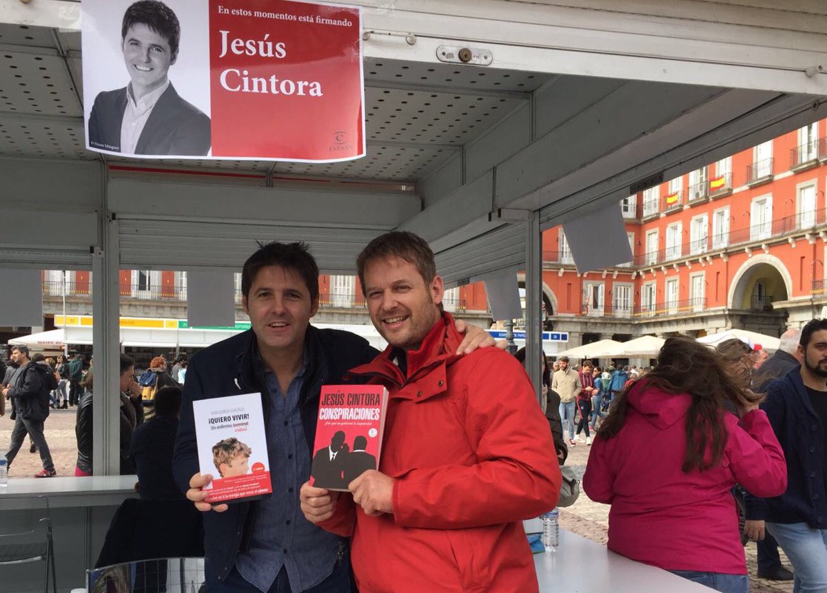 quinoaivan's tweet photo. @JesusCintora un placer conocerte en Madrid. Gracias por la dedicatoria! Cuando quieras presentamos en Lugo! @100thx https://t.co/NpKBB4qfpX