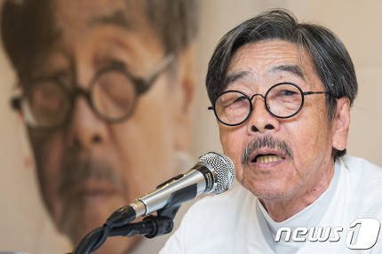 ‘막말파문’ 이외수 측 “못떠난다”…화천 지역단체 “대꾸 가치 없다”
화천주민들이 완존이 뿔났다
이번 기호에 군민돈으로 호의호식 하면서 술주정 하는 이외수를 쫓아 내는건 지역민의 승리다
이외수가 뭔데 군민 세금으로 살아가냐
이외수 지원금 경로당 주자