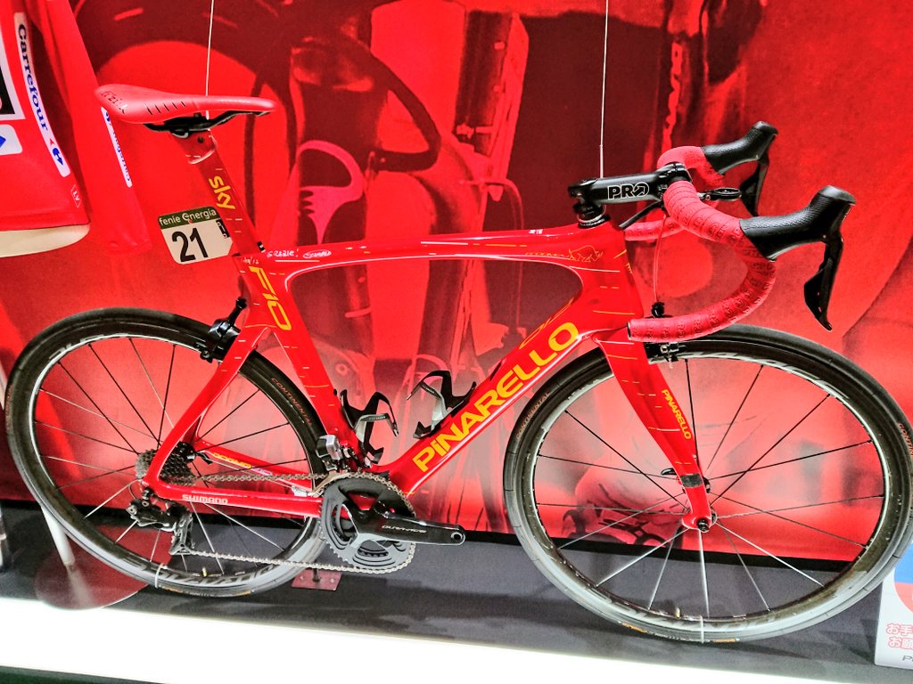 sgwrhts's tweet photo. フルームがダブルツールを達成したピナレロの実車とマイヨ・ジョーヌ、マイヨ・ロホを見れただけでも行って良かったな😳

#cyclemode2017 https://t.co/P3Phraixej