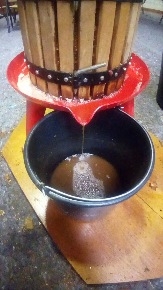 Nun para de salir sidra dulce. Averáivos a la sala polivalente de Noreña a probala.
#FuestaLaMayada #Noreña