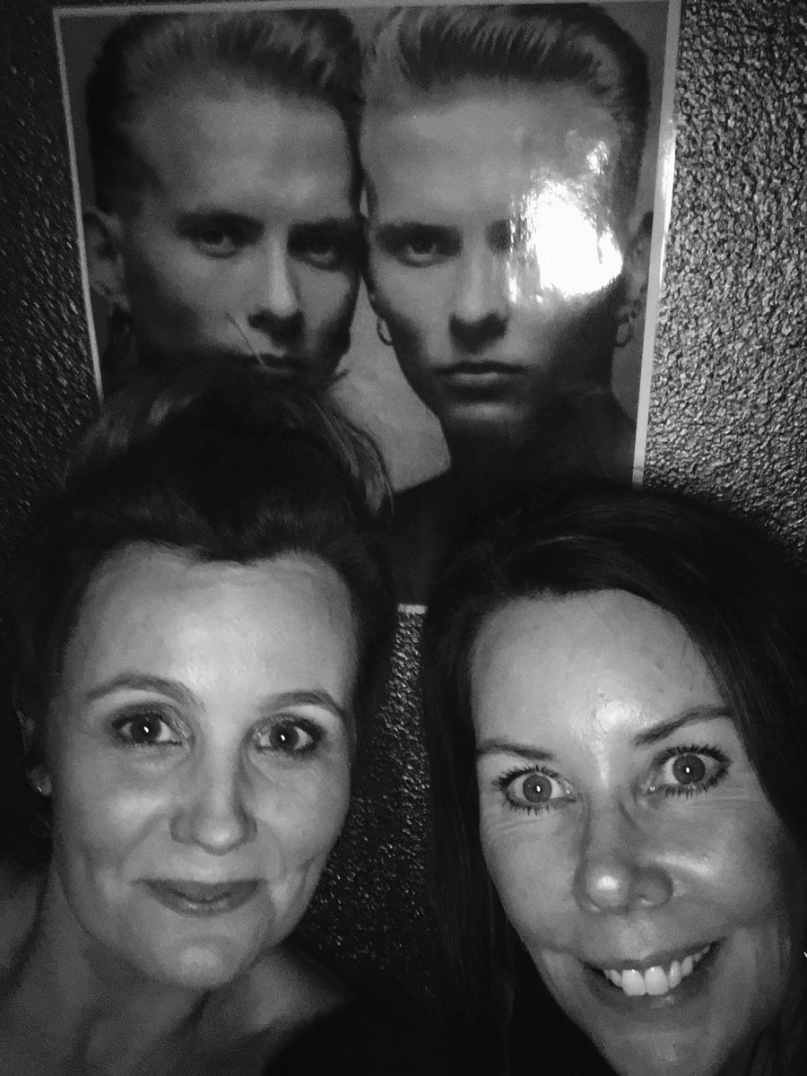 MGirl73's tweet photo. @mattgoss @LukeGoss #aussiebrosette #BrosBurdekinBashBaby - great night!😘🇦🇺 https://t.co/IoG4sHkBvE