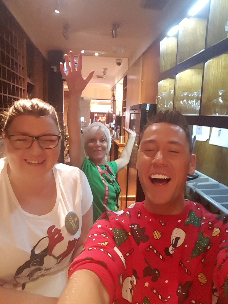 TonyMackell's tweet image. Itsssss xmas @ Moor farm 🎄🎁🎁😁 @WeAreSUGM #Beefeater #xmas