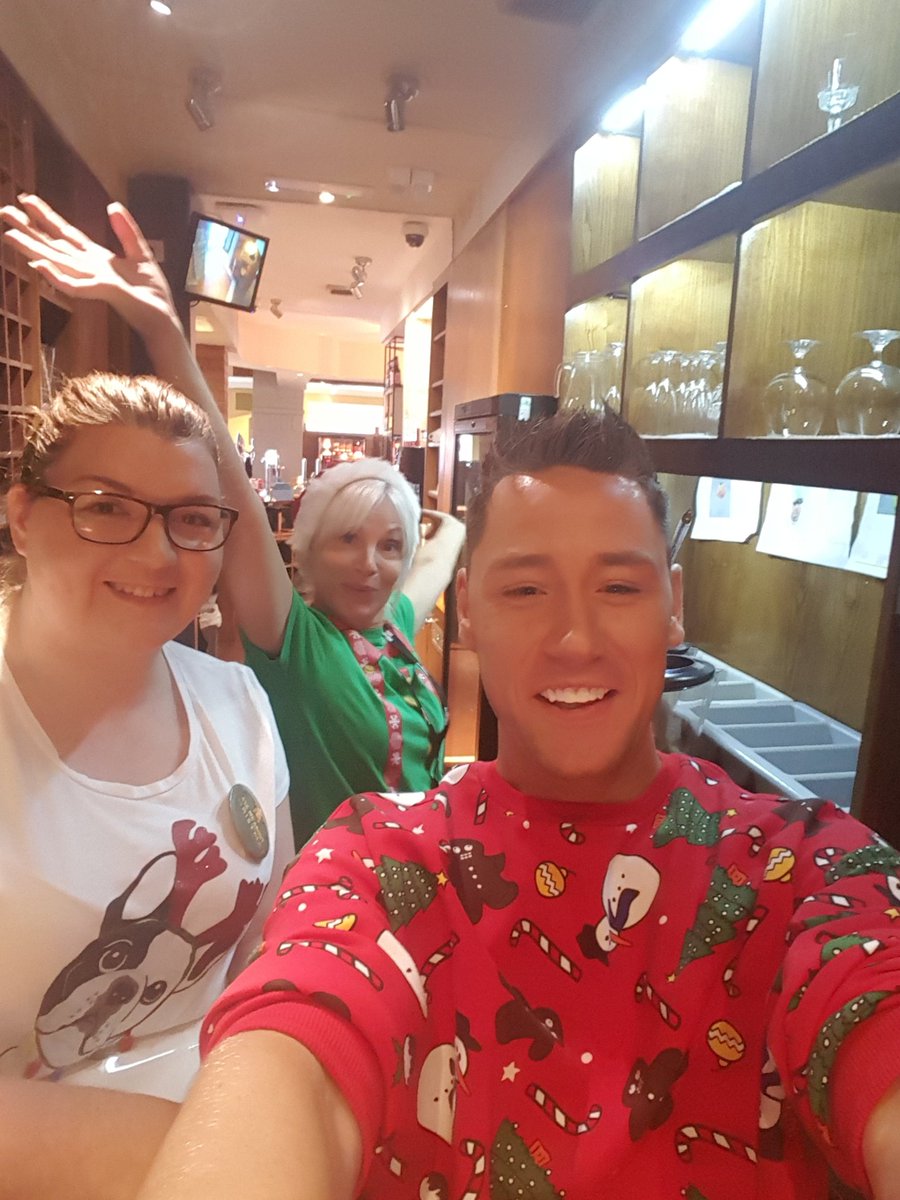 TonyMackell's tweet image. Itsssss xmas @ Moor farm 🎄🎁🎁😁 @WeAreSUGM #Beefeater #xmas