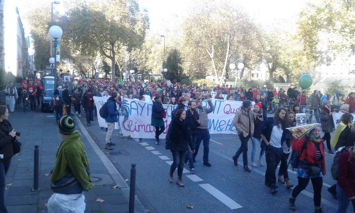 global_project's tweet photo. Tens of thousands marching against #climatechange for the #climatemarch @cop23. Relaunch of tomorrow initiative by @Ende__Gelaende https://t.co/oTX84j1NUS