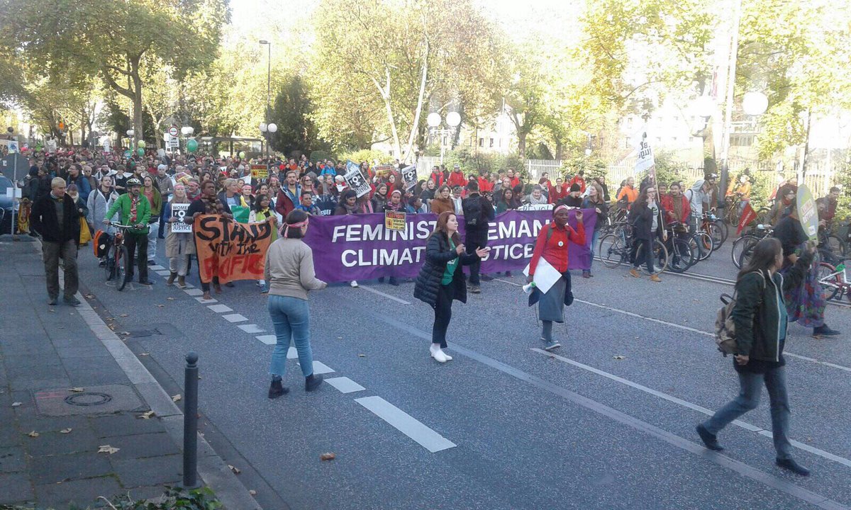 global_project's tweet photo. Tens of thousands marching against #climatechange for the #climatemarch @cop23. Relaunch of tomorrow initiative by @Ende__Gelaende https://t.co/oTX84j1NUS