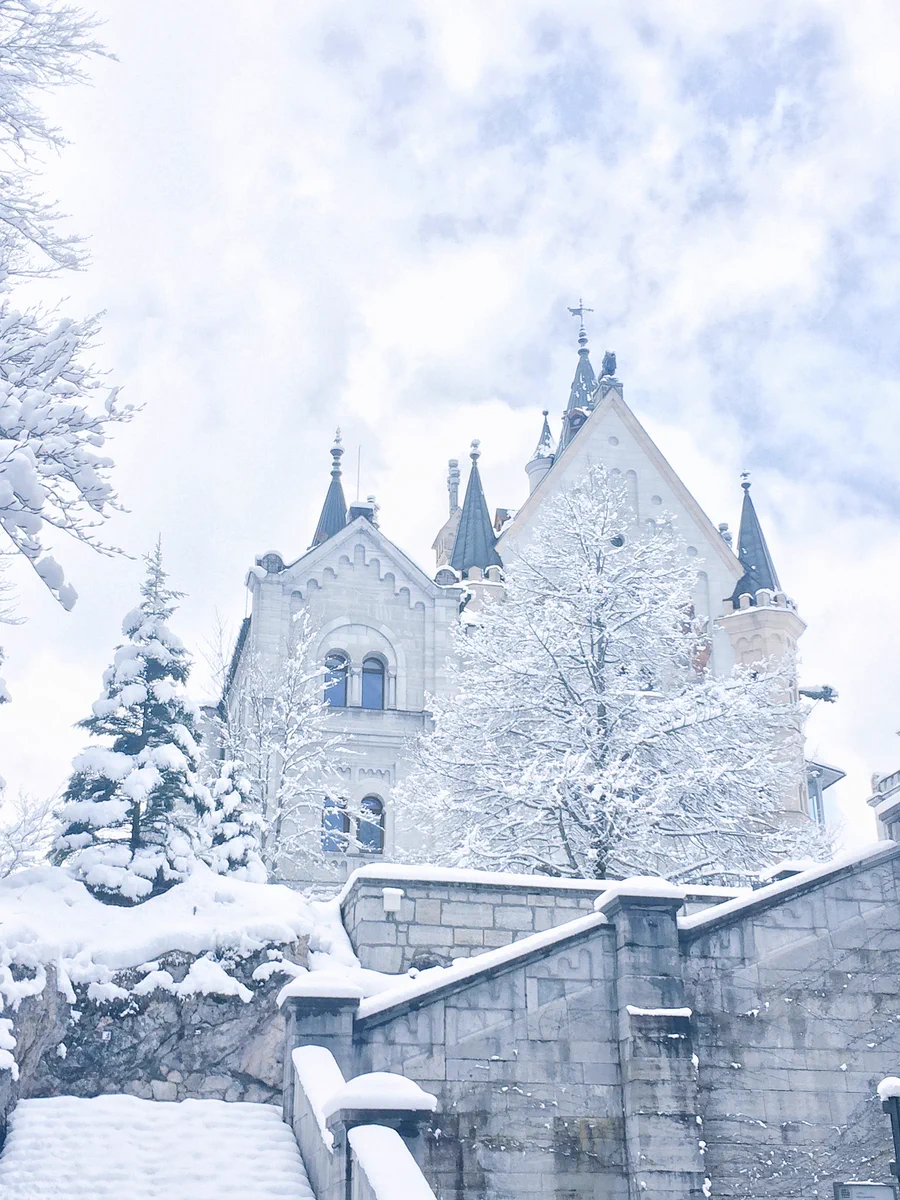 雪化粧を施されたノイシュバンシュタイン城の美しさはもはやプライスレスｗｗ