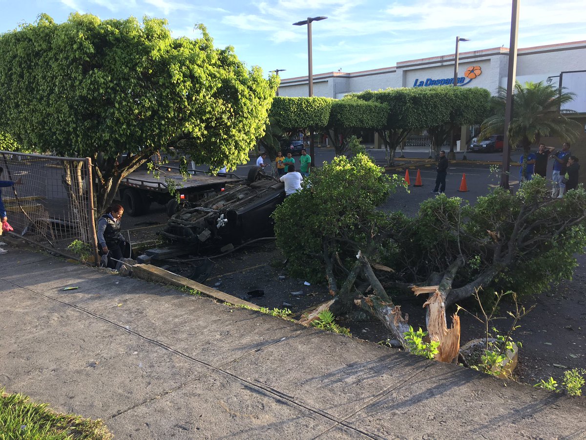 fewimondi's tweet photo. Accidente-carro volcado dentro de las instalaciones de la Despensa la Cima. https://t.co/c0XcVDBbTR