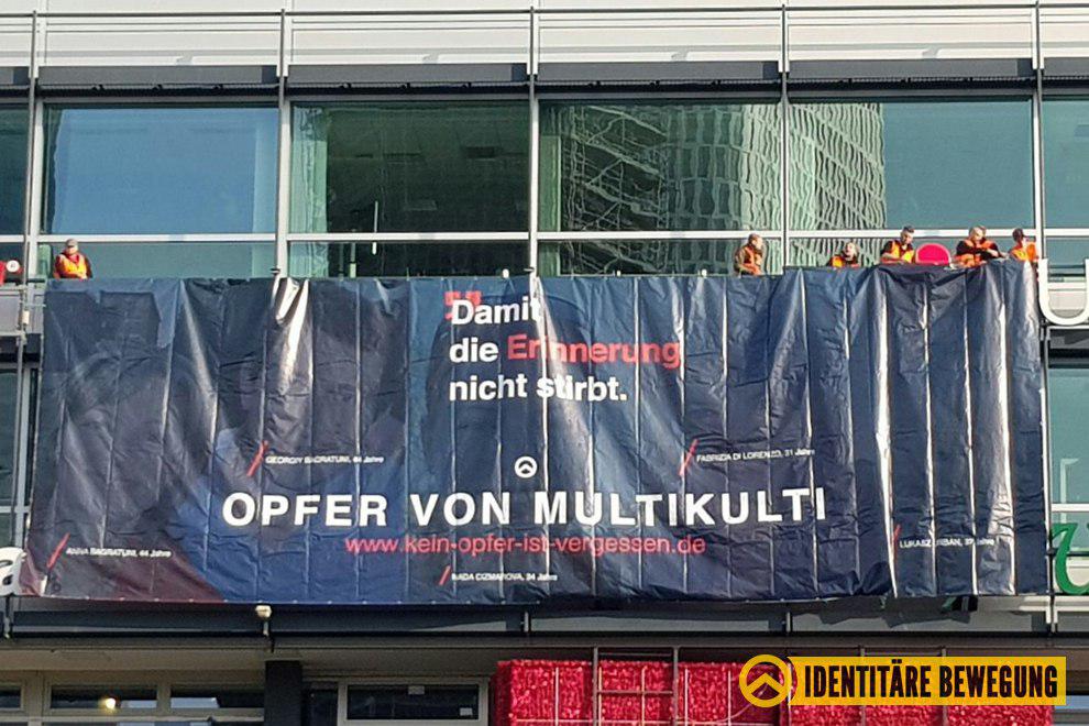 IBDeutschland's tweet photo. Kein Opfer ist vergessen! #Identitäre hissen Großbanner zur Erinnerung an Opfer von Terror &amp; Einwanderung #Breitscheidplatz #Alexanderplatz https://t.co/SSdU2MIWwa