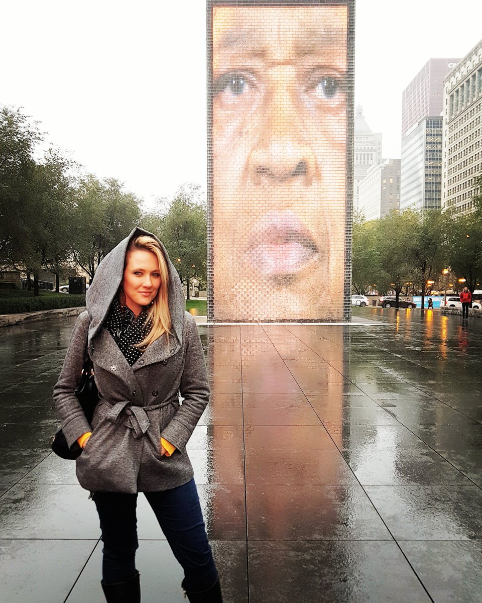 ChangeAgentSA's tweet photo. #Chicago #Cold #Rain #Adventure #TouristWeekend ☔ #CathDoesChicago 🚕 #PublicArt 😍 #VisitChicago https://t.co/g55HbXFNti