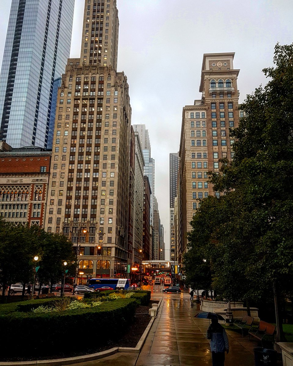 ChangeAgentSA's tweet photo. #Chicago #Cold #Rain #Adventure #TouristWeekend ☔ #CathDoesChicago 🚕 #PublicArt 😍 #VisitChicago https://t.co/g55HbXFNti
